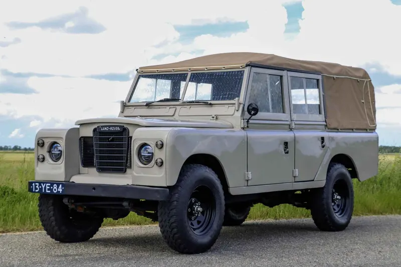 Land Rover 109 (1976)