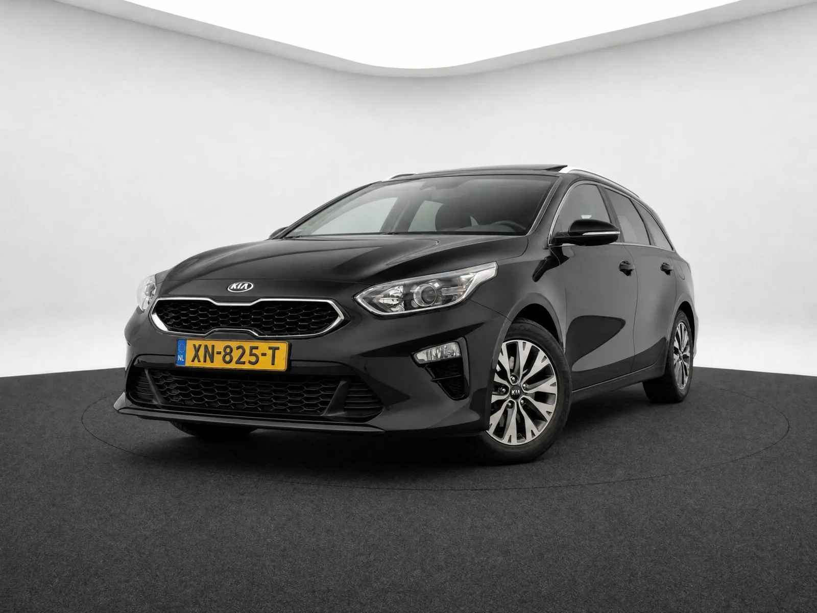 Kia Ceed Sportswagon (2019) — foto 1