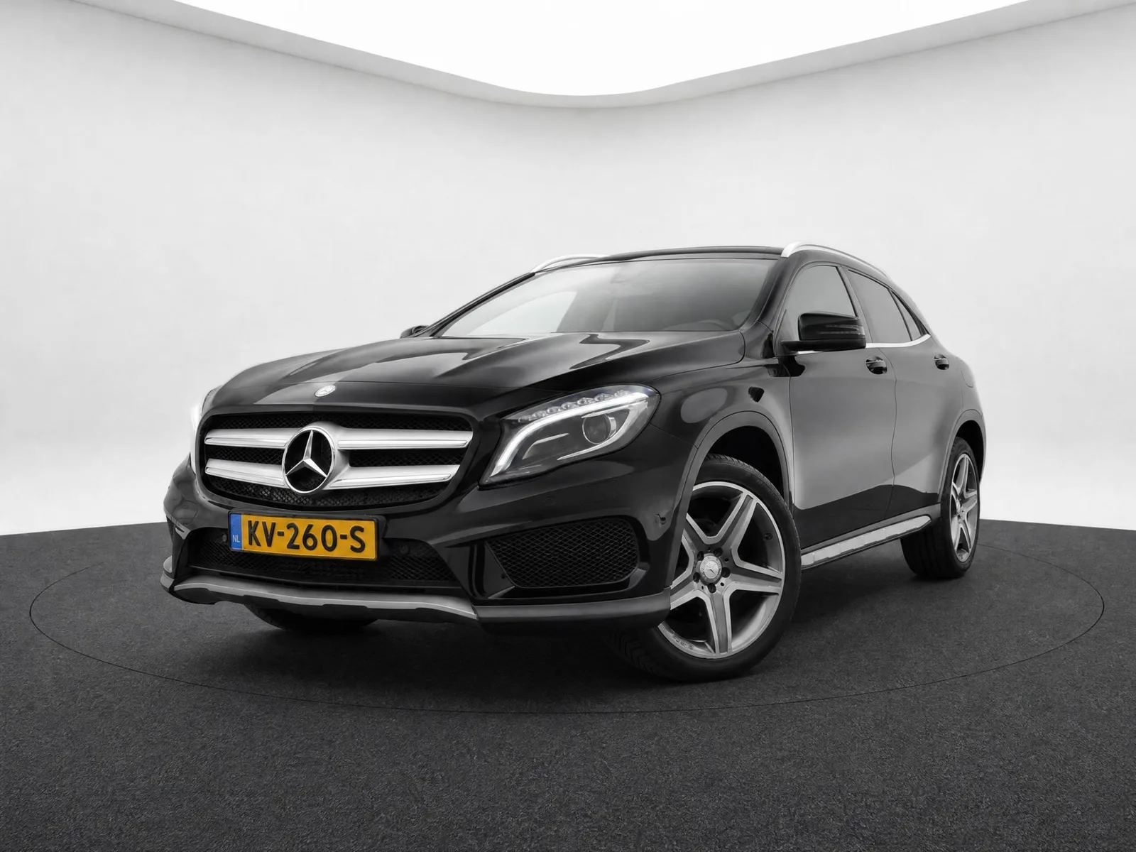 Mercedes-Benz GLA (2015) — foto 1