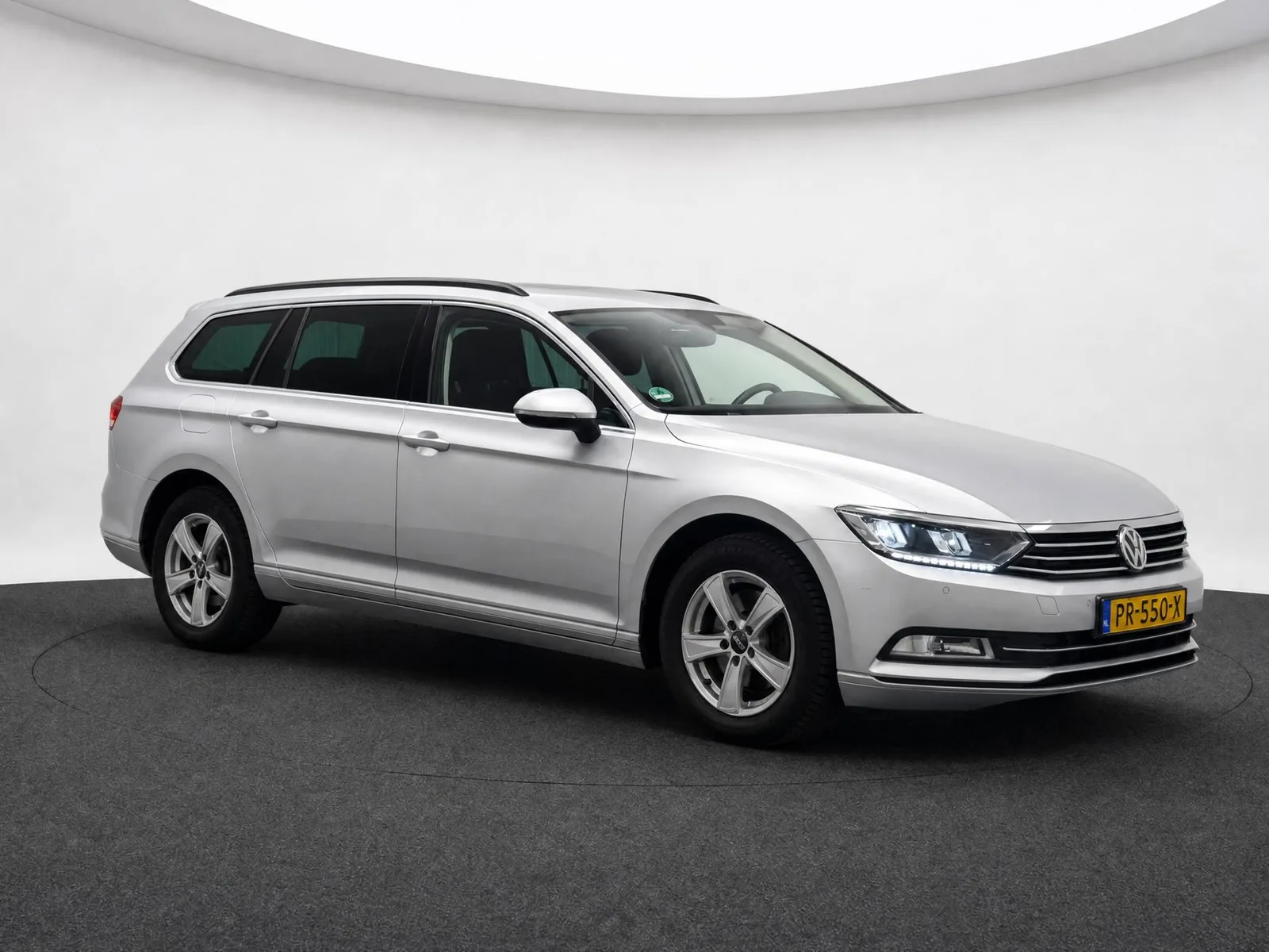 Volkswagen Passat (2017) — foto 1