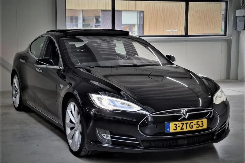 Tesla Model S (2015)
