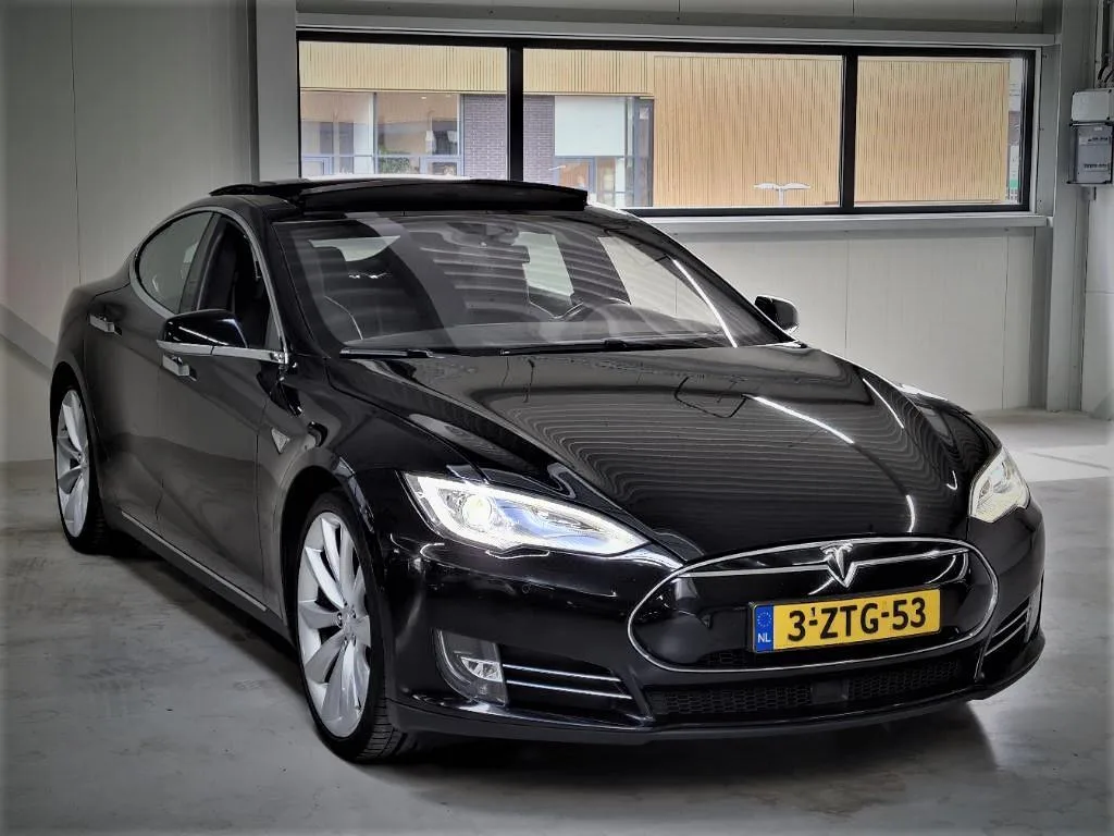 Tesla Model S (2015) — foto 1