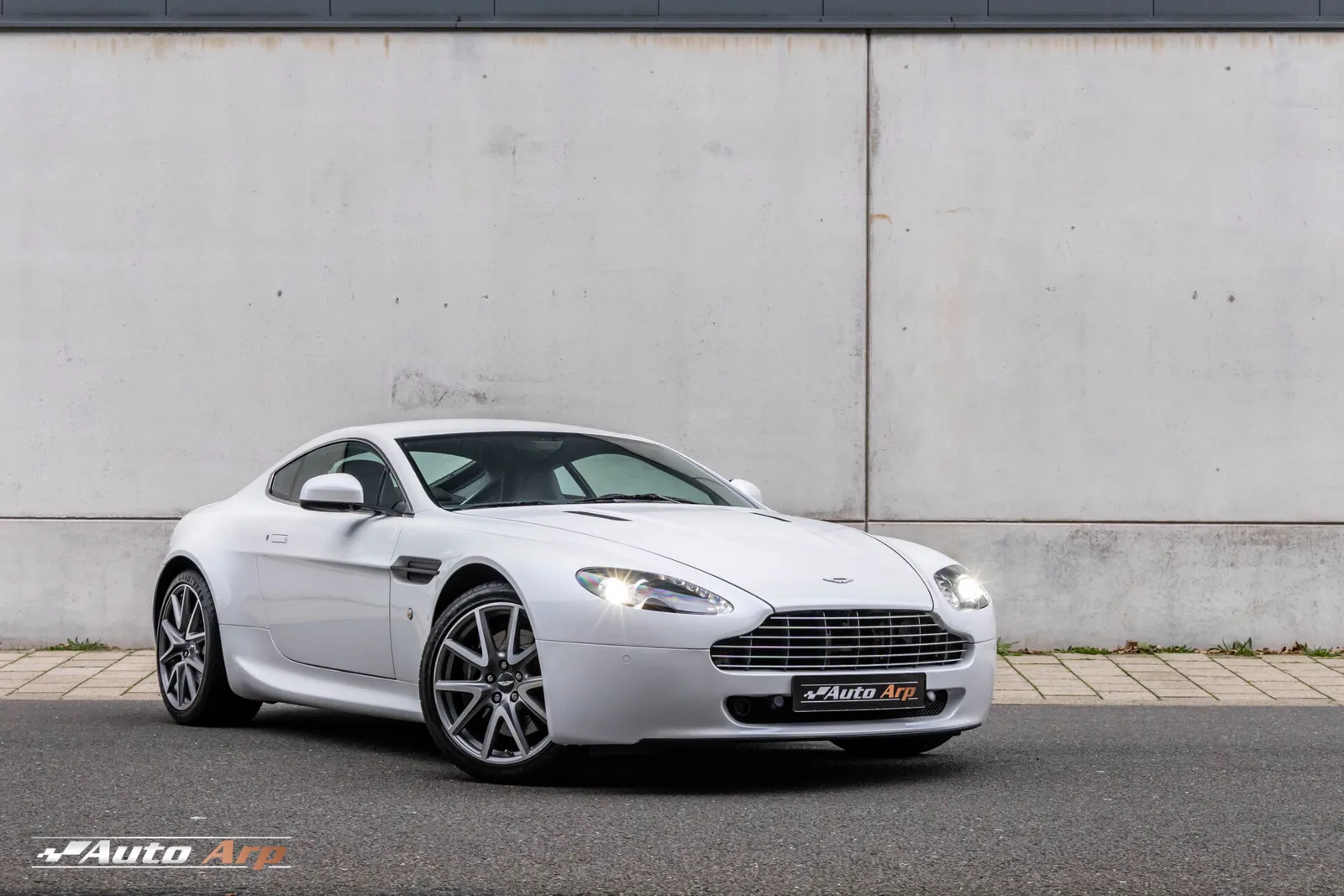 Aston Martin V8 Vantage (2011) — foto 1