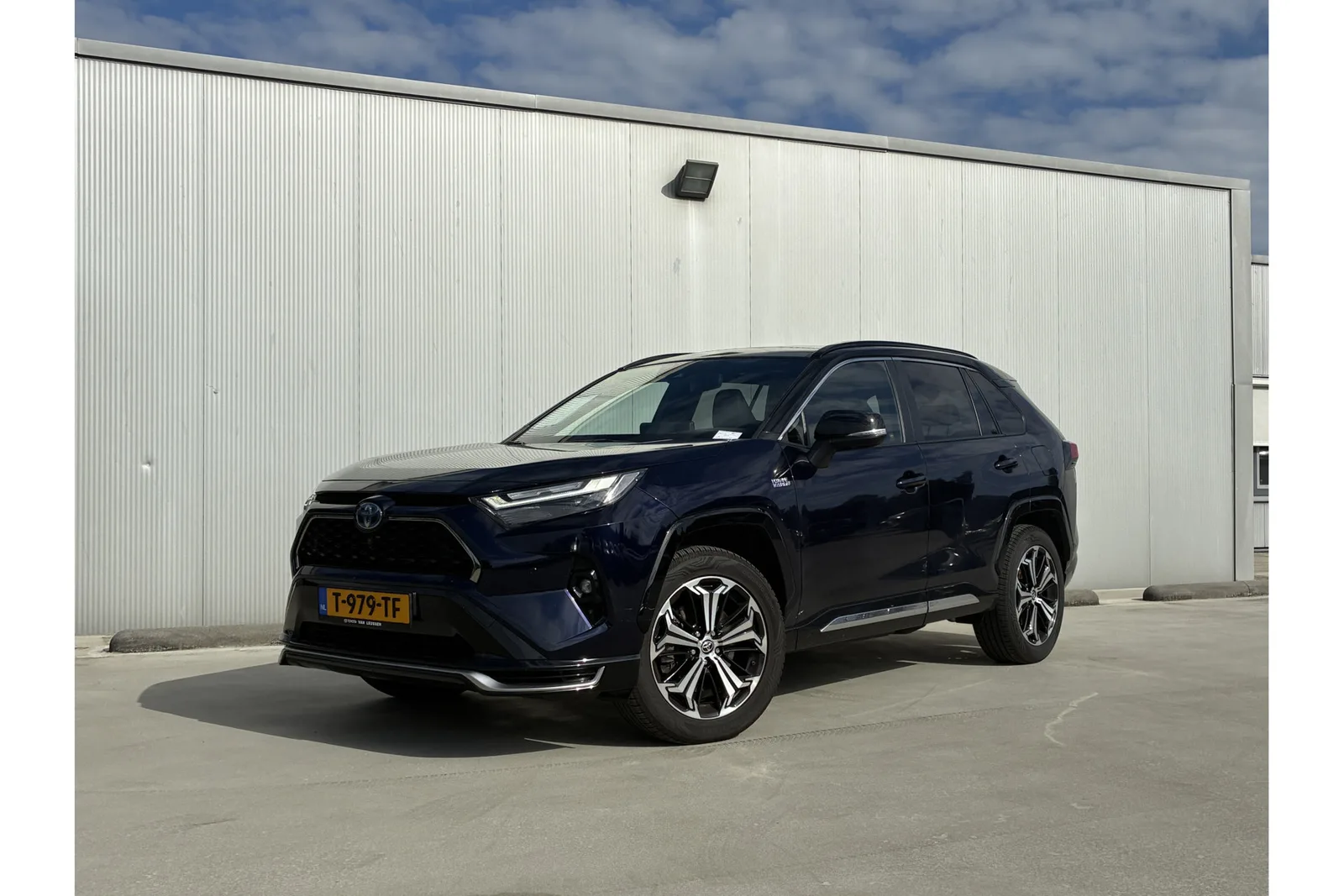 Toyota RAV4 (2023) — foto 1