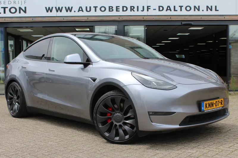Tesla Model Y (2023)