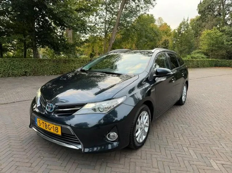 Toyota Auris (2014) — foto 1