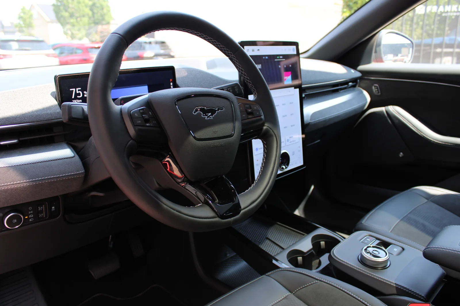 Ford Mustang Mach-E (2025) — foto 1