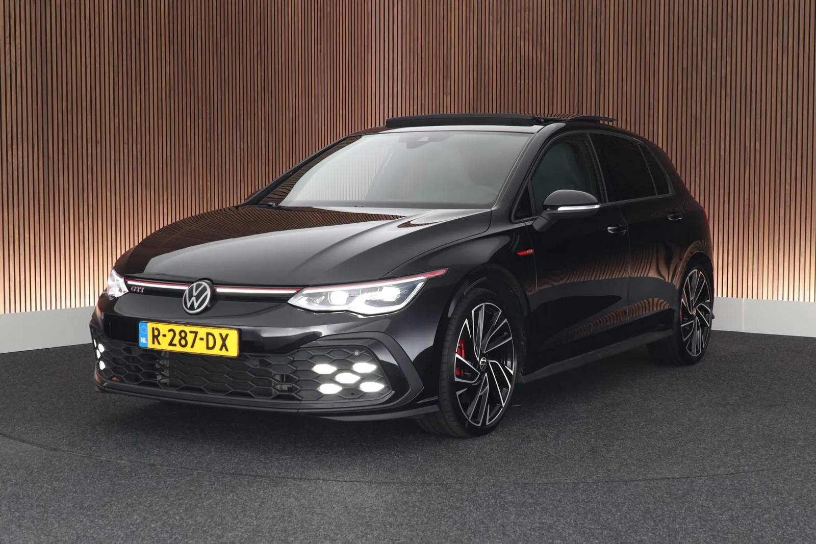 Volkswagen Golf (2020) — foto 1