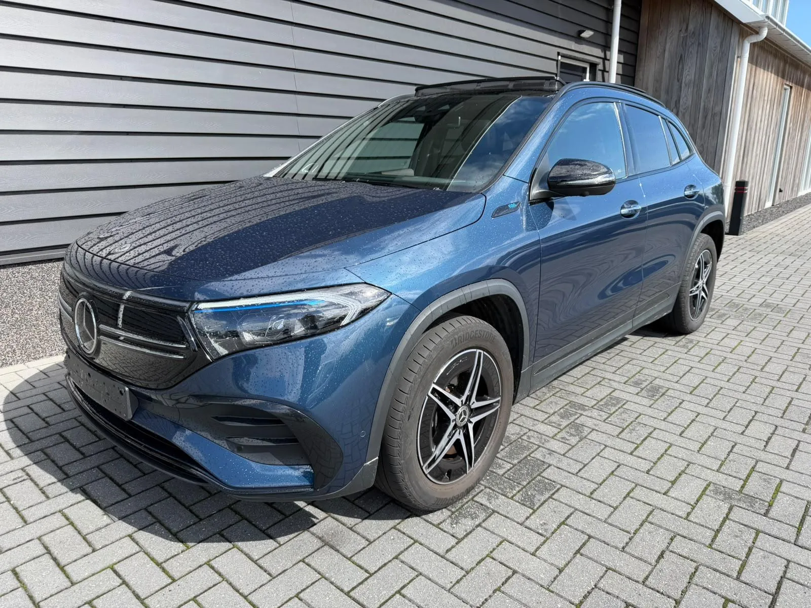 Mercedes-Benz EQA (2022) — foto 1