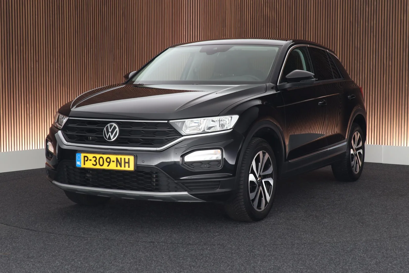 Volkswagen T-Roc (2021) — foto 1