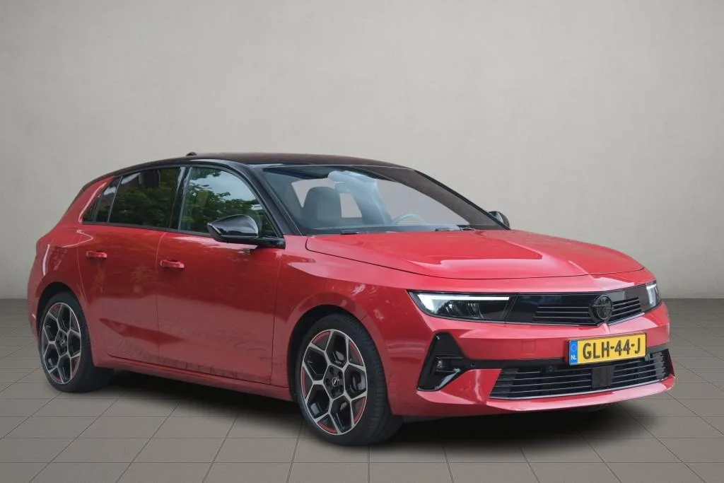 Opel Astra (2022) — foto 1