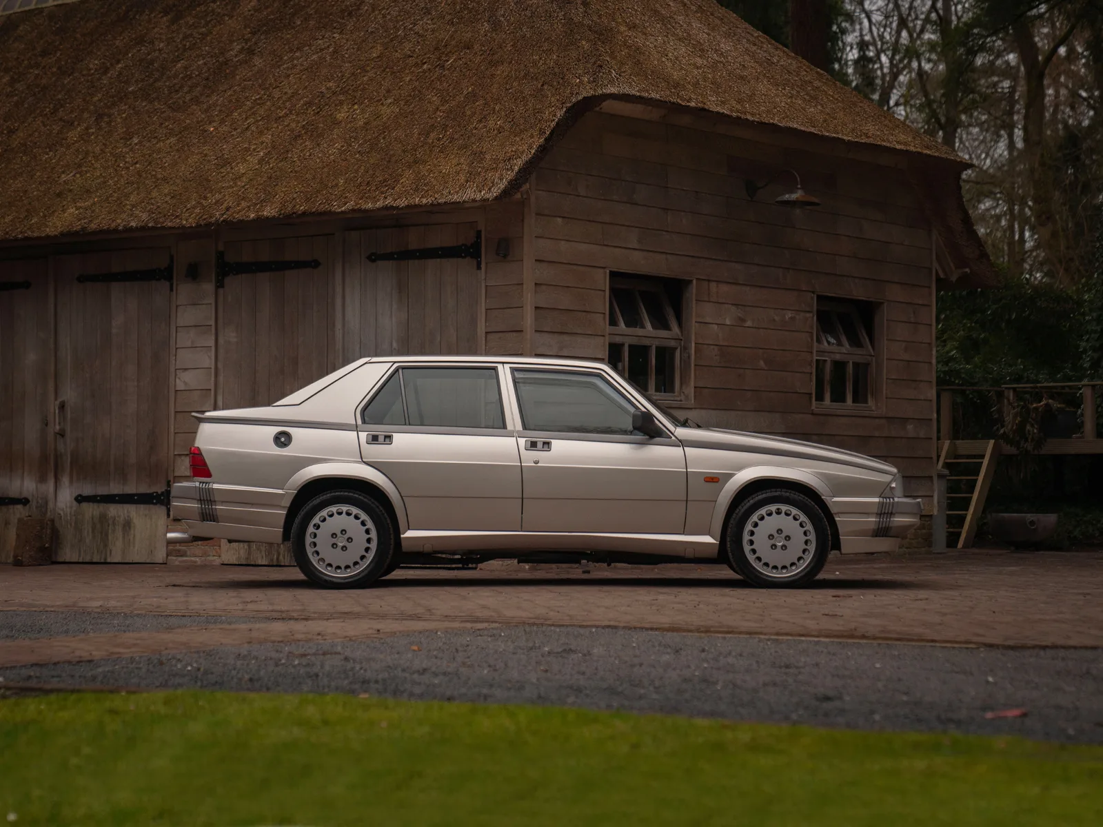Alfa Romeo 75 (1989) — foto 1