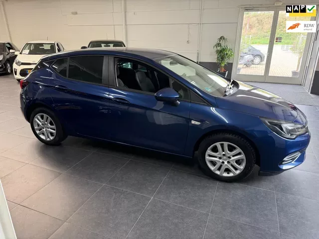 Opel Astra (2020) — foto 1