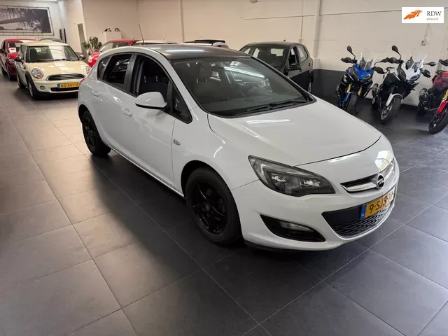 Opel Astra (2013) — foto 1