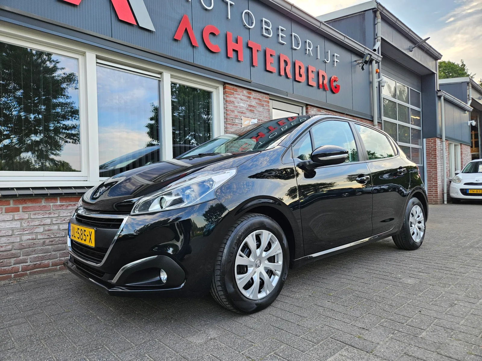 Peugeot 208 (2016) — foto 1