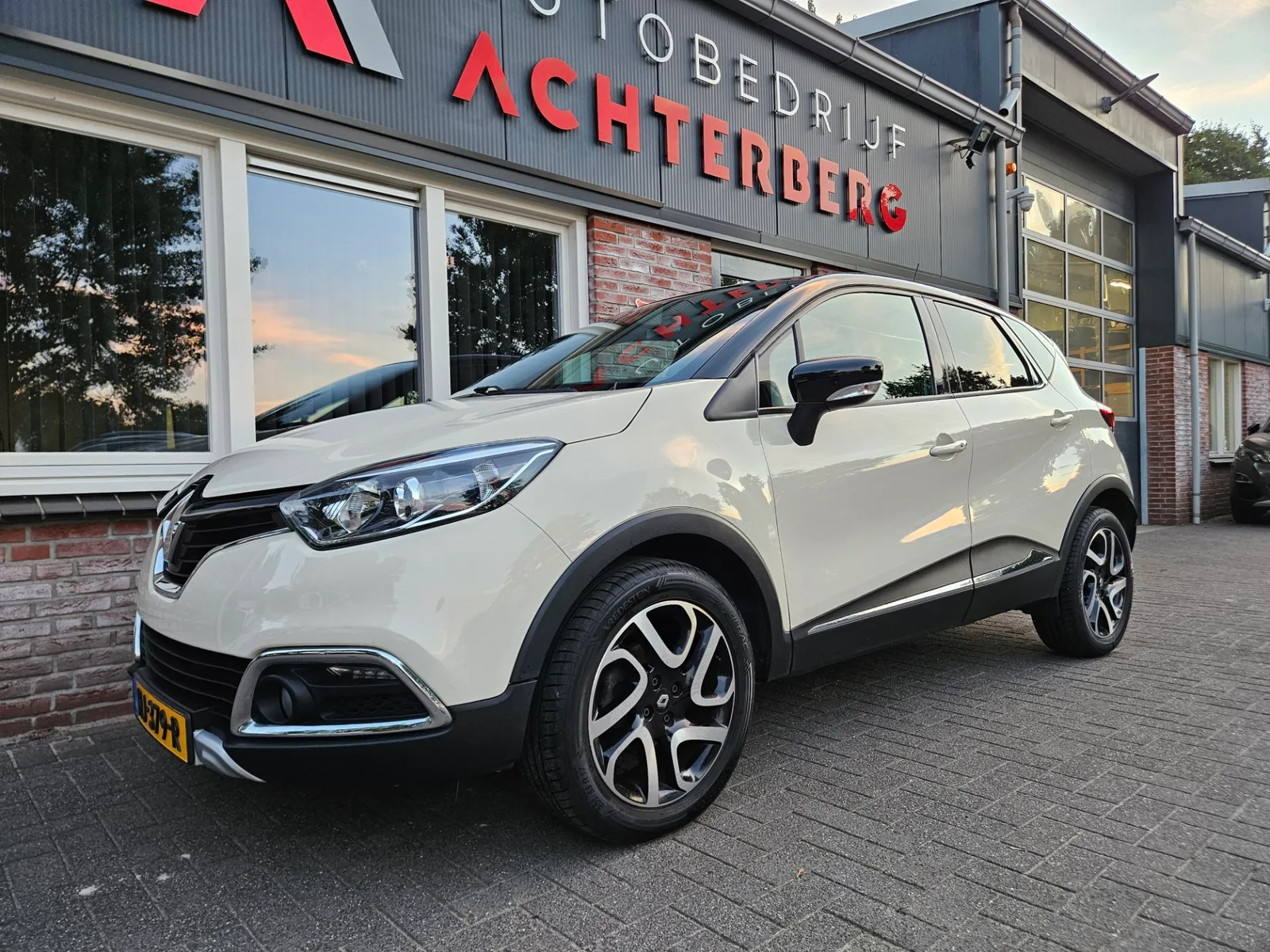 Renault Captur (2015) — foto 1