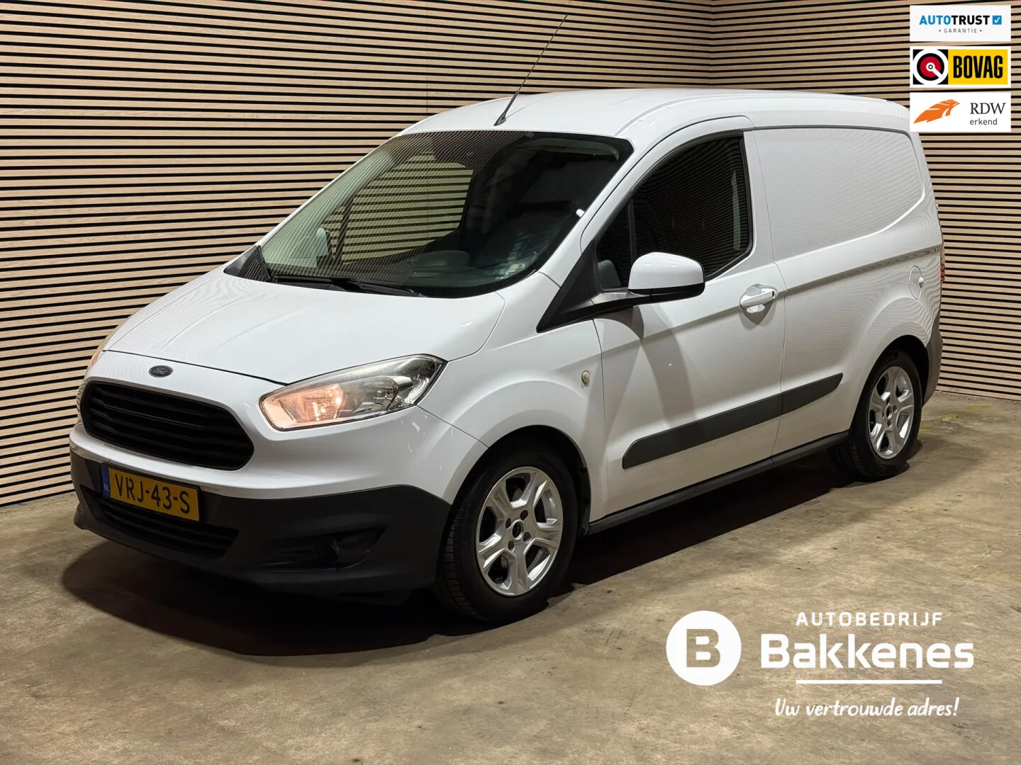 Ford Transit Courier (2016) — foto 1
