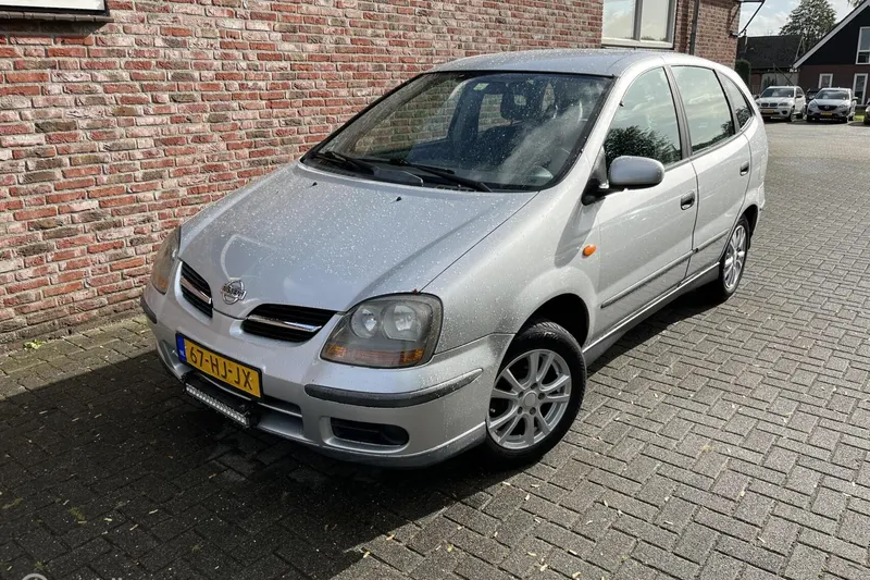 Nissan Almera Tino (2001)