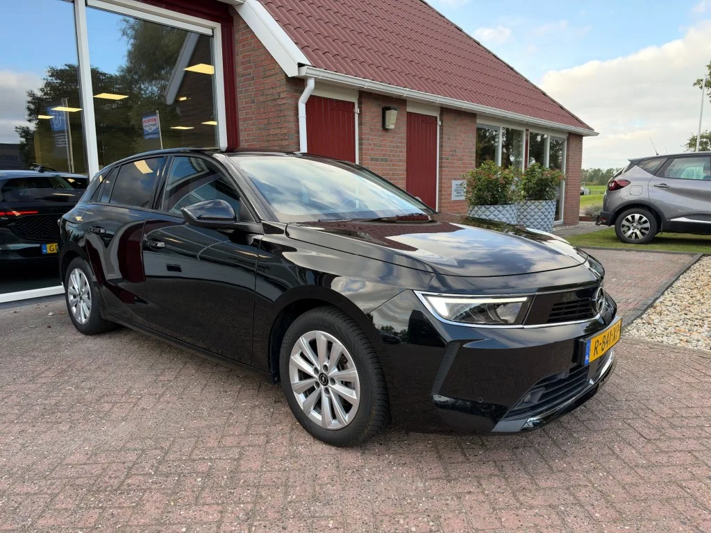 Opel Astra (2022) — foto 1