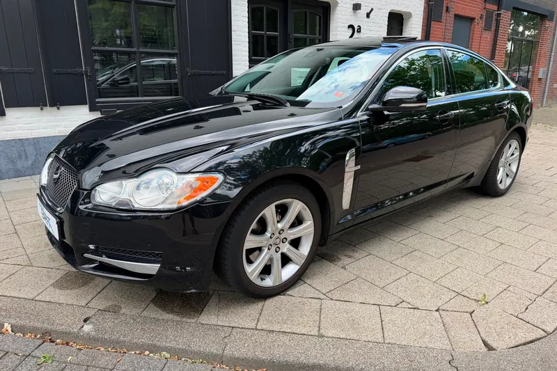 Jaguar XF (2010)