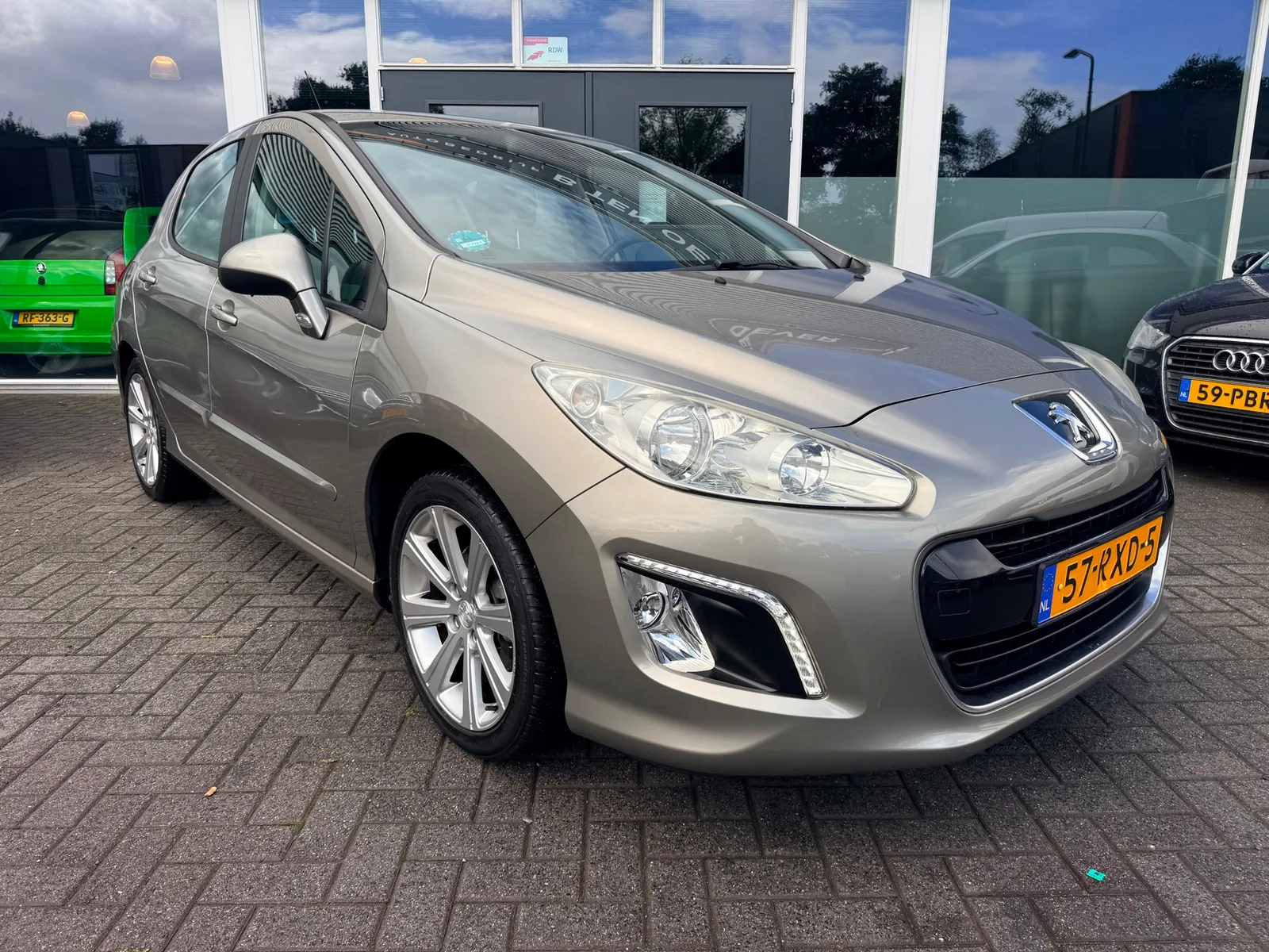Peugeot 308 (2011) — foto 1