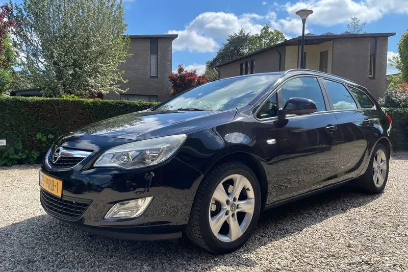 Opel Astra (2011)