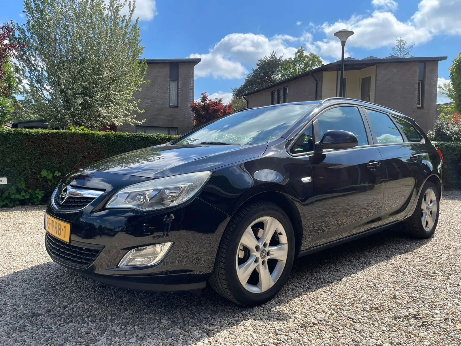 Opel Astra (2011) — foto 1