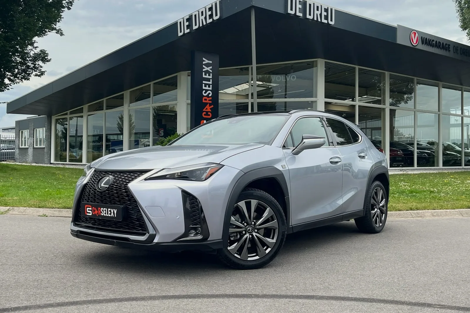 Lexus UX (2024) — foto 1