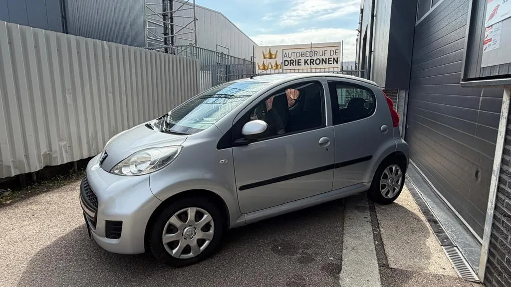 Peugeot 107 (2011) — foto 1