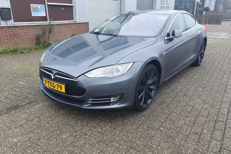 Tesla Model S (2014)