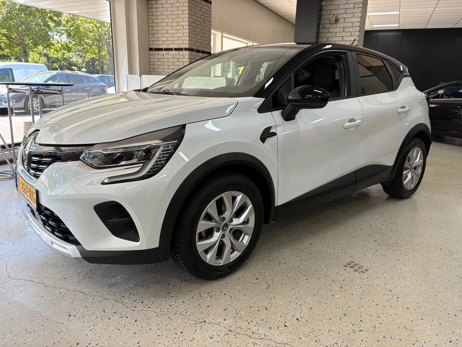 Renault Captur (2021) — foto 1