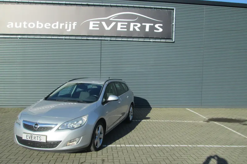 Opel Astra Sports Tourer (2011)