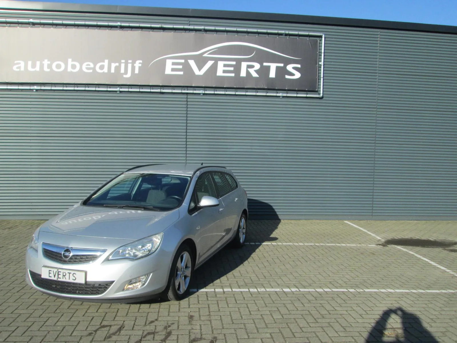 Opel Astra Sports Tourer (2011) — foto 1