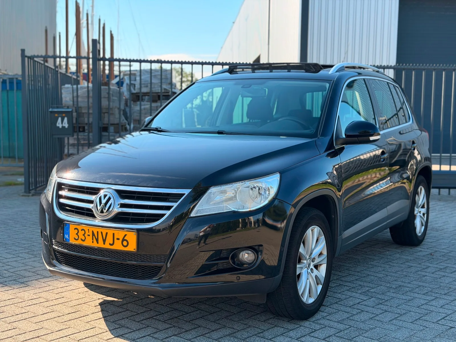 Volkswagen Tiguan (2010) — foto 1