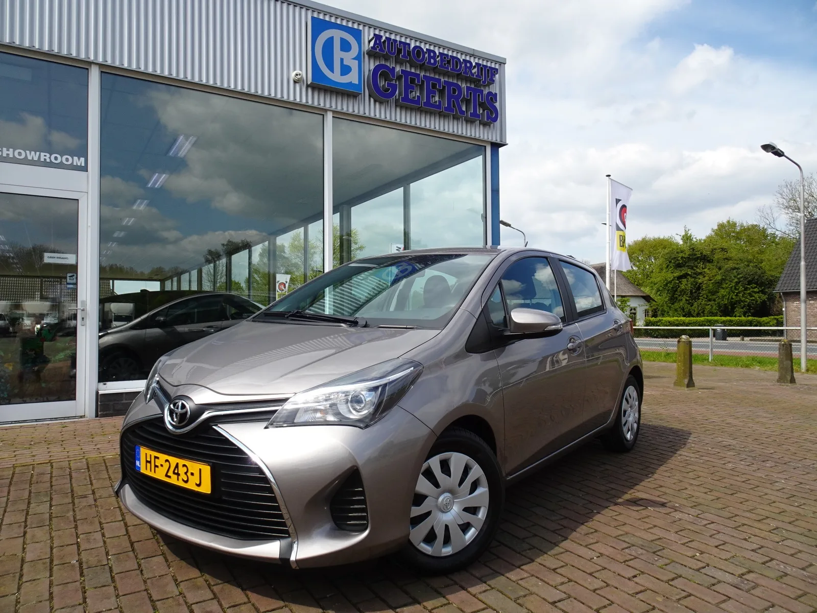 Toyota Yaris (2015) — foto 1