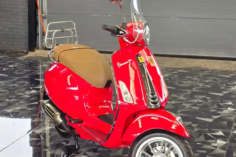 Vespa Snorscooter Primavera 50 FERRARI (2022)