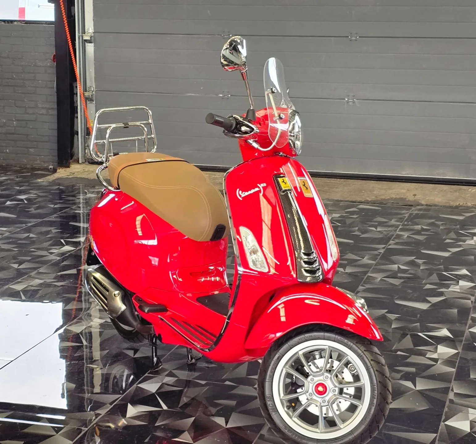 Vespa Snorscooter Primavera 50 FERRARI (2022) — foto 1