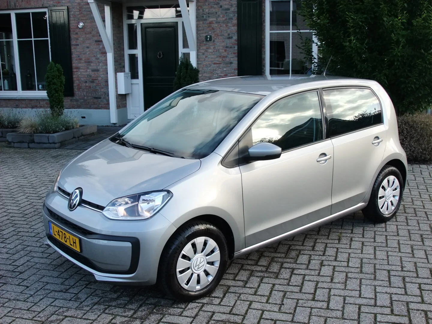 Volkswagen Up (2021) — foto 1
