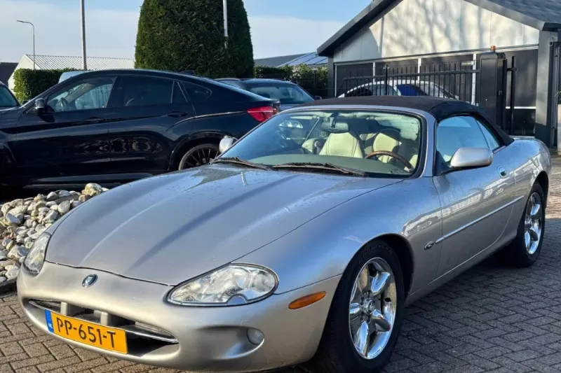 Jaguar XK8 (1999)