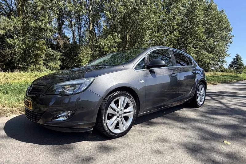 Opel Astra (2011)