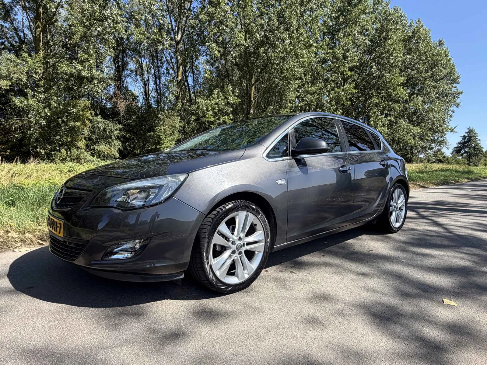 Opel Astra (2011) — foto 1