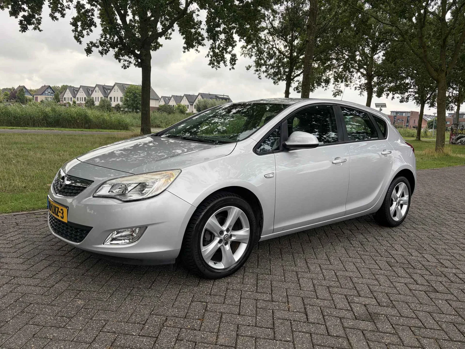 Opel Astra (2010) — foto 1