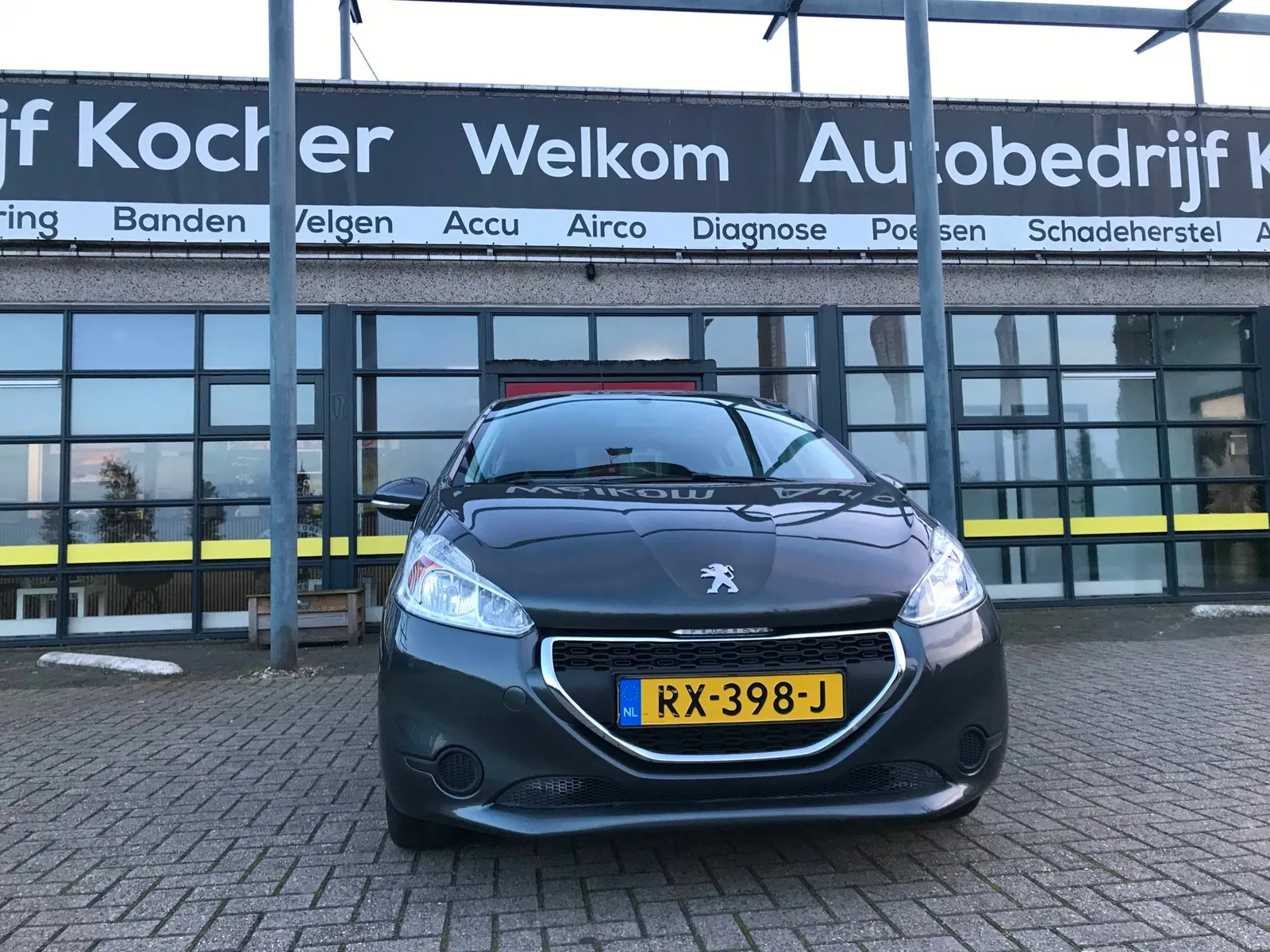 Peugeot 208 (2015) — foto 1