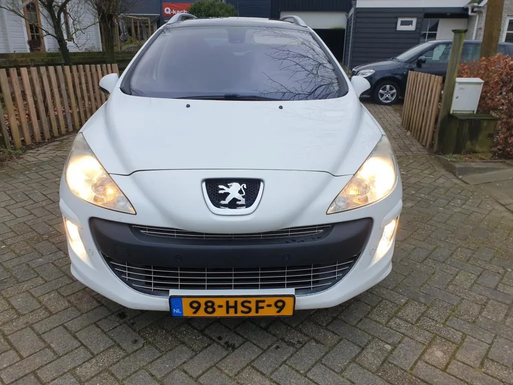 Peugeot 308 (2009) — foto 1