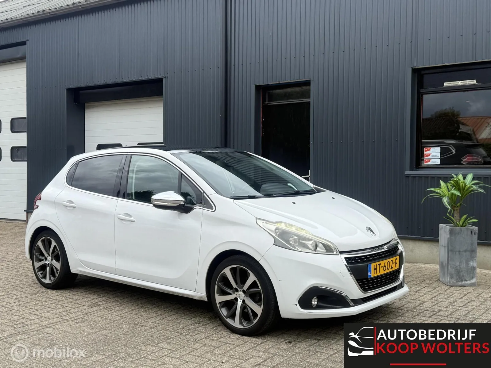 Peugeot 208 (2015) — foto 1