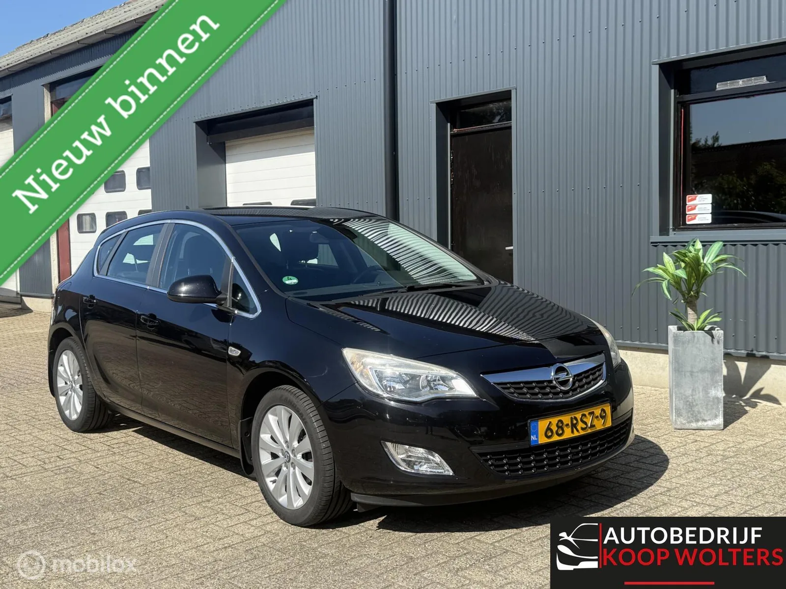 Opel Astra (2011) — foto 1