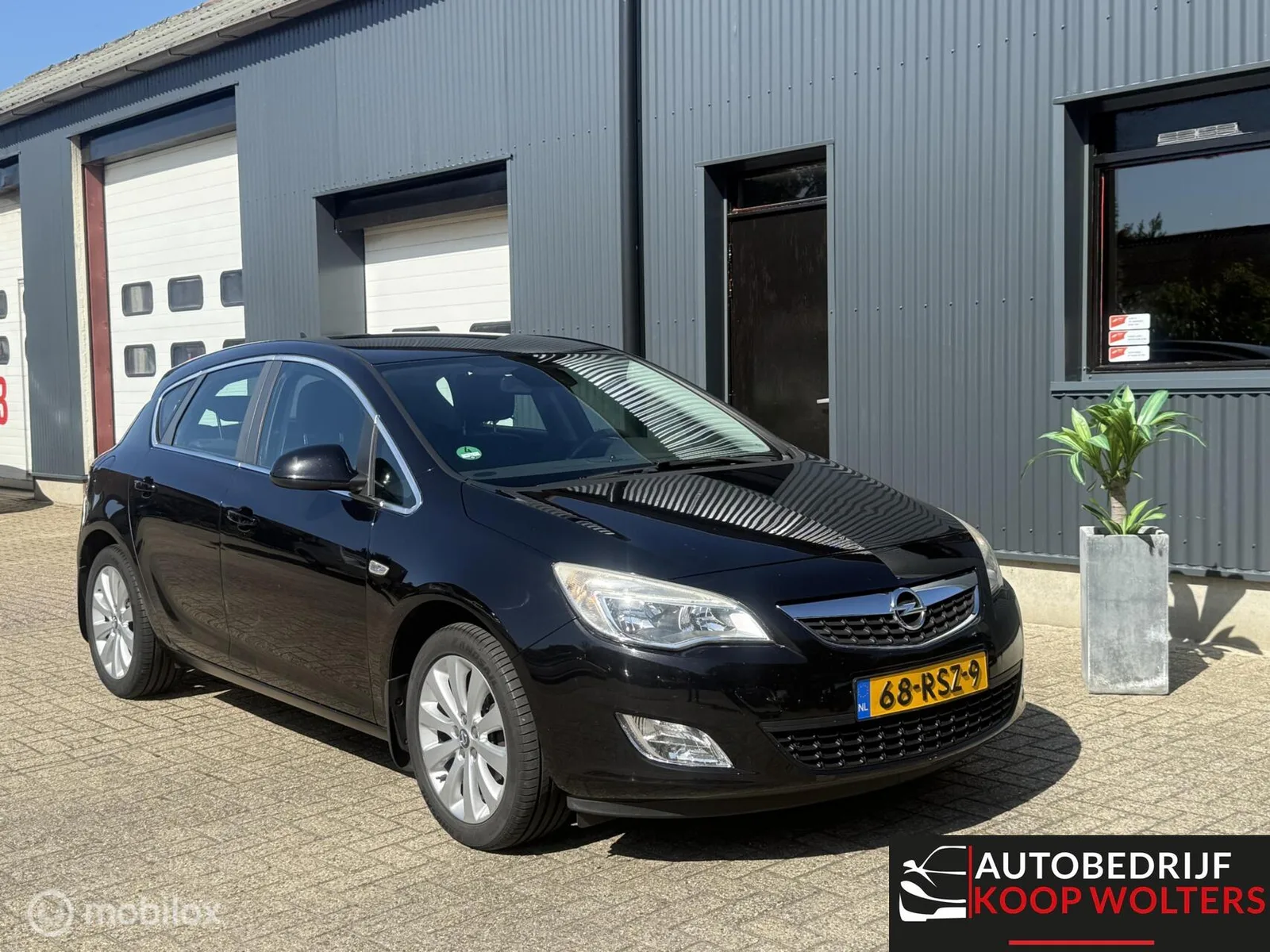 Opel Astra (2011) — foto 1