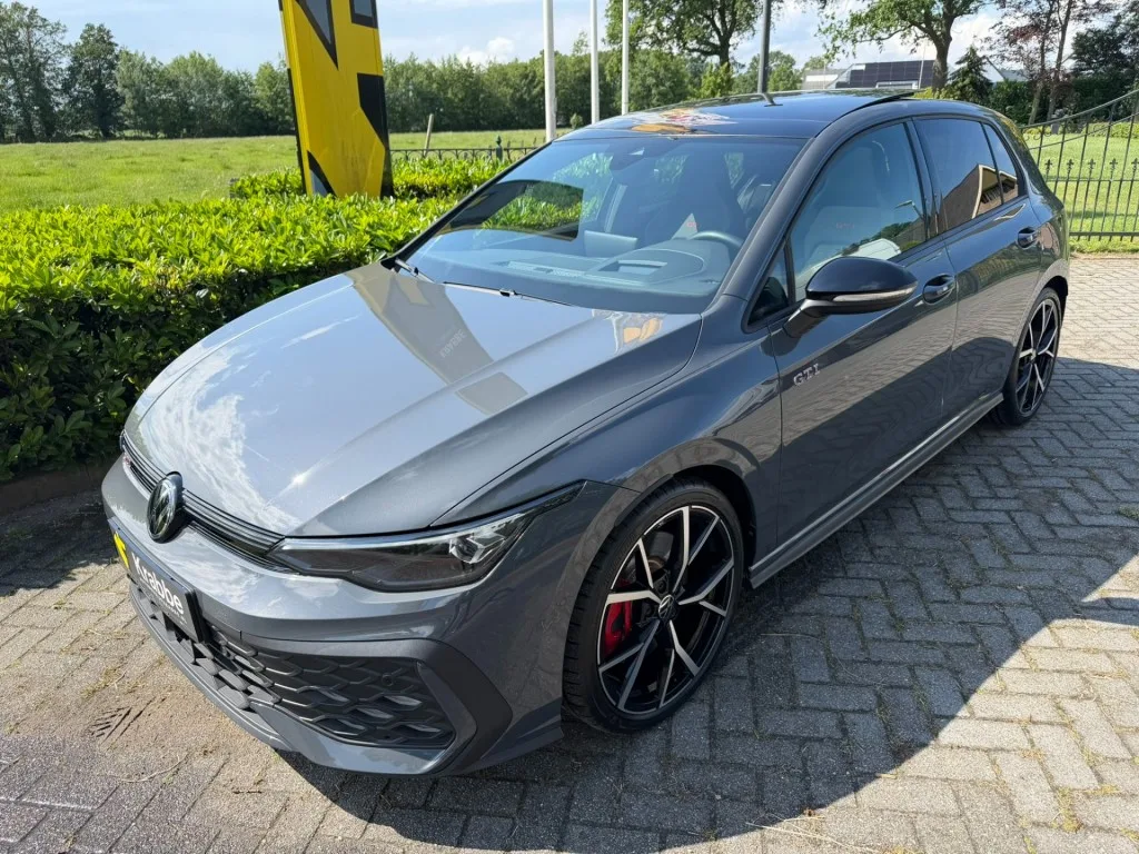 Volkswagen Golf (2024) — foto 1