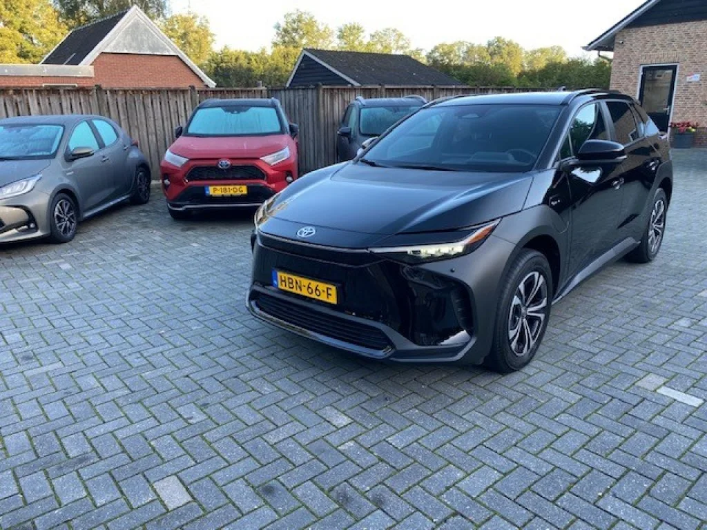 Toyota bZ4X (2025) — foto 1