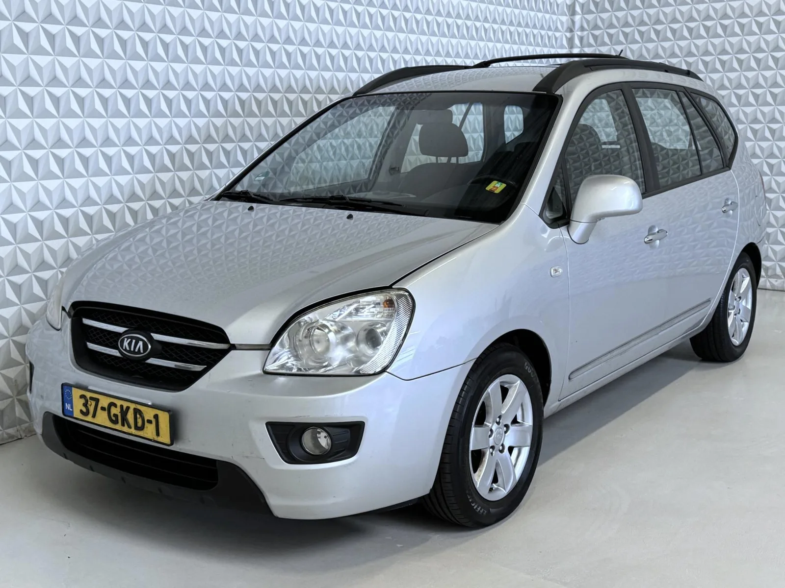 Kia Carens (2008) — foto 1